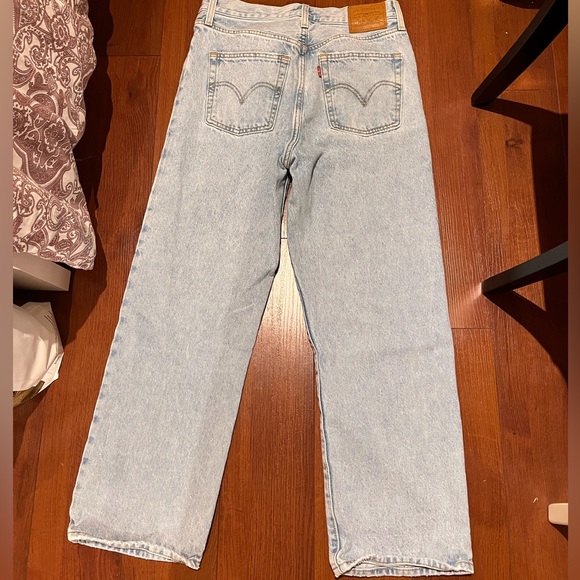 Levi’s wide leg jeans, size 28, light wash - Picture 2 of 3